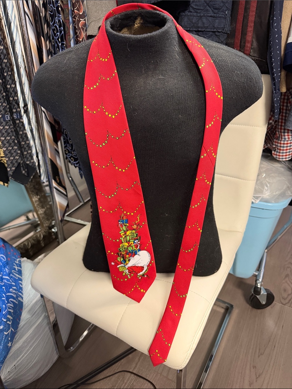 Red Holiday Print Men’s Tie with Festive Grinch